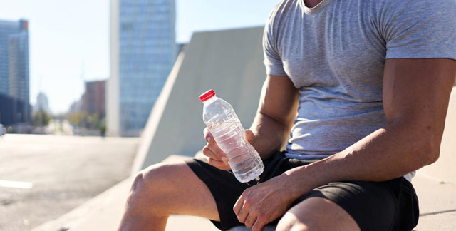 A e dinit se duhet t&euml; pini m&euml; pak se dy litra uj&euml; n&euml;