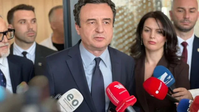 Ushtria serbe st&euml;rvitje me helikopter&euml; dhe parashutist&euml; pak metra