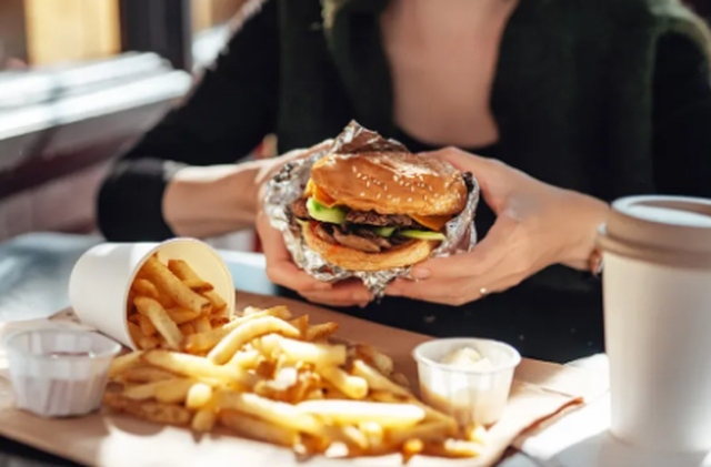 Konsumimi i shum&euml; ushqimeve t&euml; p&euml;rpunuara rrit rrezikun e sulmeve