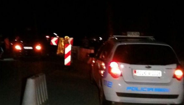 Aksident n&euml; tunelin e Murrashit/ Automjeti del nga rruga dhe