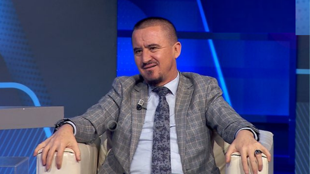 &ldquo;&Euml;sht&euml; nat&euml; e ve&ccedil;ant&euml;&rdquo;/ Hoxh&euml; Ahmed