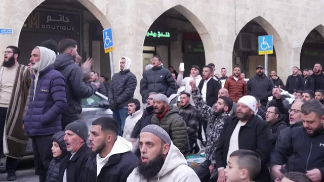 Izraeli mbyll xhaminë Al Aksa, besimtarët luten në rrugë: