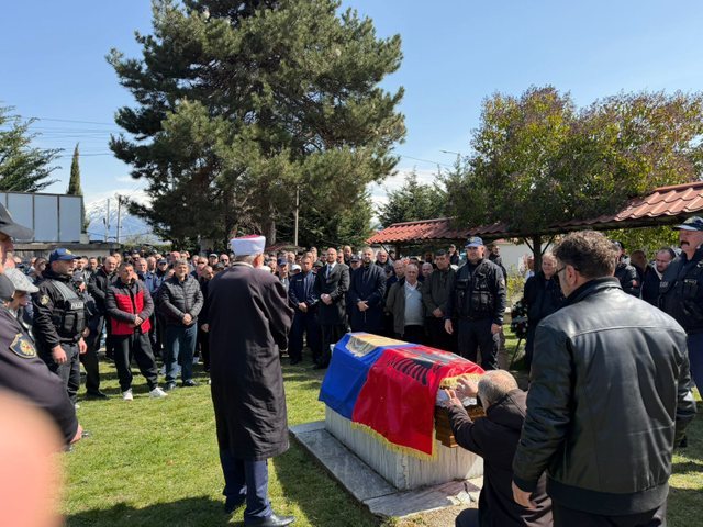 FOTO / Përcillet për në banesën e fundit polici i burgjeve i