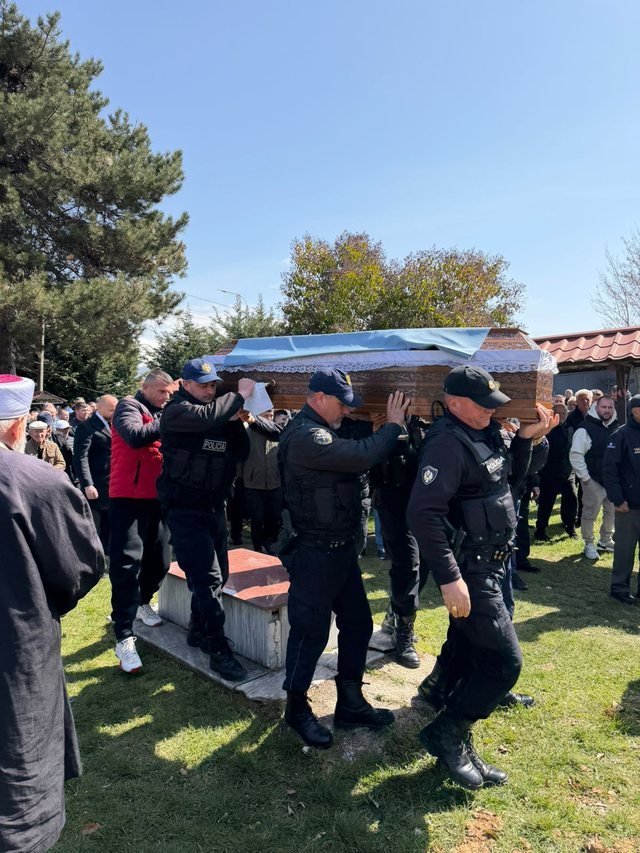 FOTO / Përcillet për në banesën e fundit polici i burgjeve i