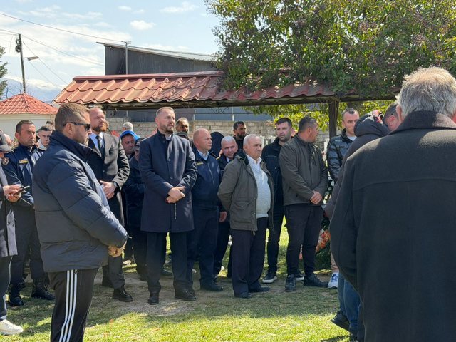 FOTO / Përcillet për në banesën e fundit polici i burgjeve i