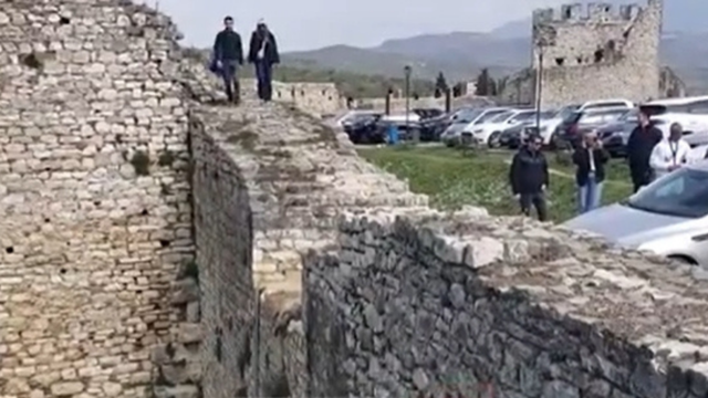 Po bënte foto, 69-vjeçarja rrëzohet nga muri rrethues i