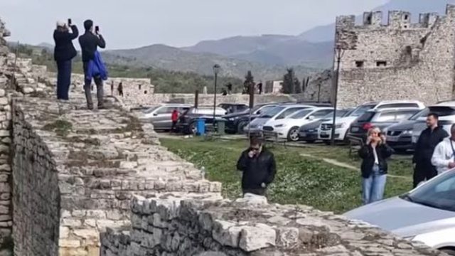 Ra nga 12 metra lart&euml;si teksa b&euml;nte foto/ Turistja holandeze