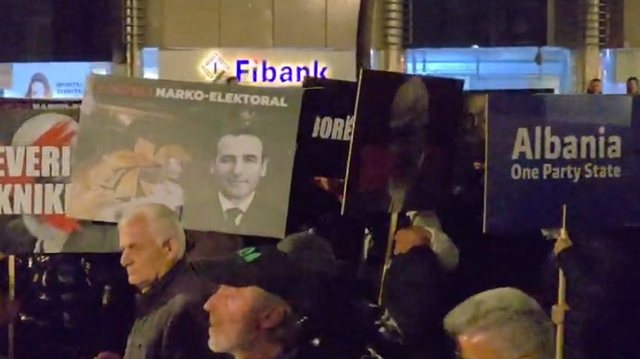 Grupi i zjarrit’ nuk mungon në protestën e PD, fshihet nën