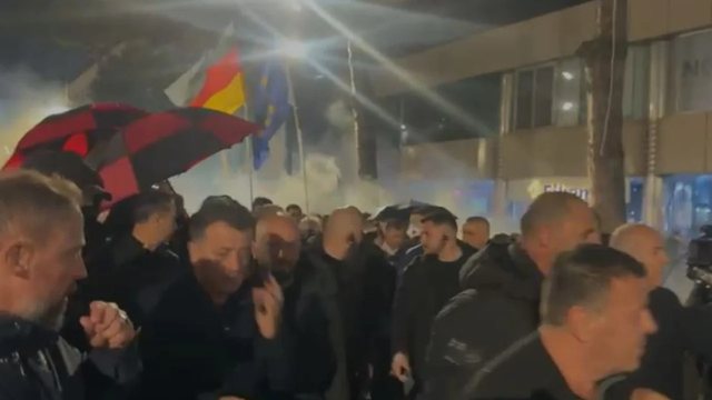 Berisha "trembet" nga fishekzjarrët! Largohet me vrap nga