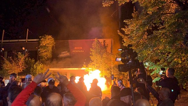 VIDEO/ Protestuesit sulmojnë me molotovë selinë e PS-së,