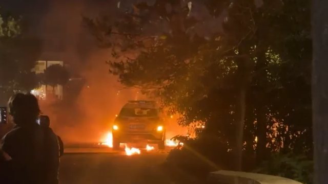 VIDEO/ Vijojn&euml; tensionet! Protestuesit e PD i v&euml;n&euml; flak&euml;n