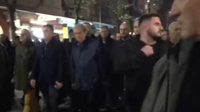 Berisha dhe protestuesit shkojnë te Policia e Tiranës, priten me gardh