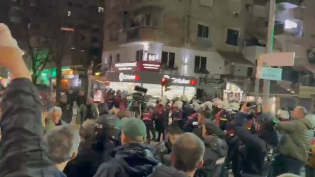 Përshkallëzohet protesta! Përplasje mes policisë dhe
