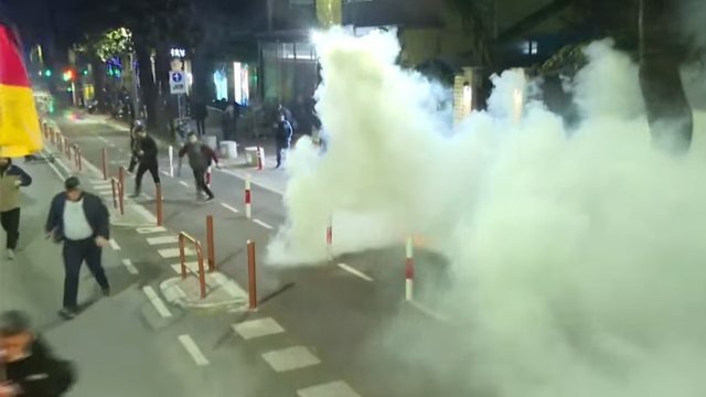 Noka dhe Bo&ccedil;i p&euml;rplasen me policin&euml;! Thyhet kordoni i