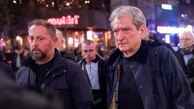 FOTO/ Berisha me syt&euml; e skuqur nga gazi lotsjell&euml;s, q&euml;ndron mes