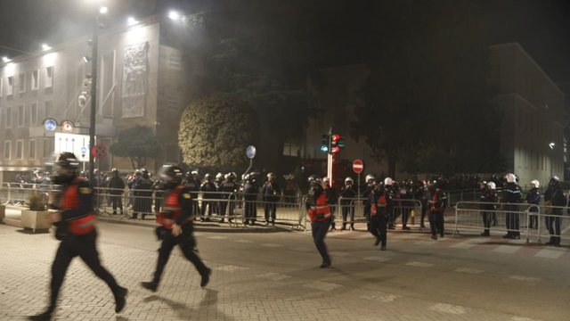 Gjashtë efektivë policie të lënduar nga protesta e dhunshme