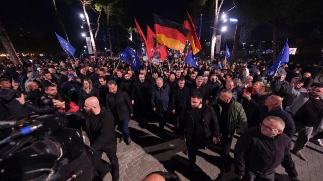 Berisha protestoi duke mbajtur flamuj gjermanë, reagon ambasada në