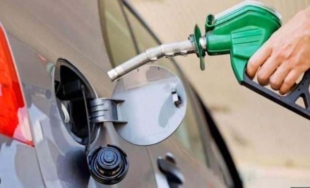 &Ccedil;mimi i naft&euml;s n&euml; bursa bie me 10% pas deklarat&euml;s s&euml;