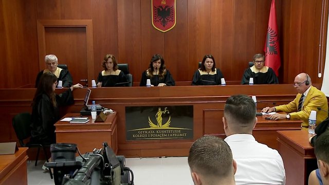 Ish-gjyqtar&euml;t k&euml;rkojn&euml; rikthim! Dyshime mbi shkarkimet e