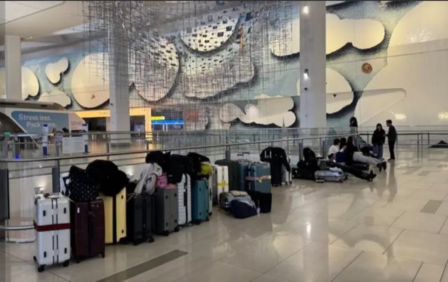 Mrekullia &ldquo;Air Canada&rdquo;/ Stjuardesa gjendet e gjall&euml; pas