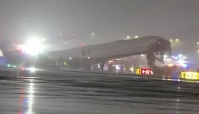 VIDEO/ Momenti i p&euml;rplasjes s&euml; dhunshme t&euml; avionit t&euml;