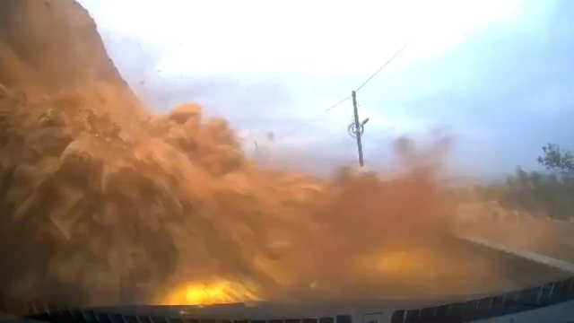 VIDEO/ Rr&euml;shqitja e papritur e tok&euml;s &ldquo;varros&rdquo; makin&euml;n