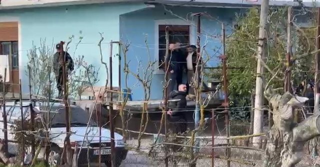 &Ccedil;far&euml; e shtyu 80-vje&ccedil;arin t&euml; vriste gruan dhe veten?