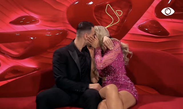 Mateo dhe Brikena n&euml; dhom&euml;n e rr&euml;fimit, p&euml;rjetojn&euml;