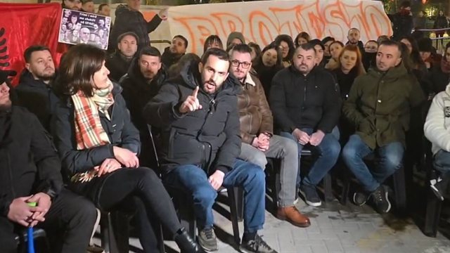 Qytetar&euml;t nuk e mb&euml;shtet&euml;n, Lapaj heq dor&euml; nga protesta para