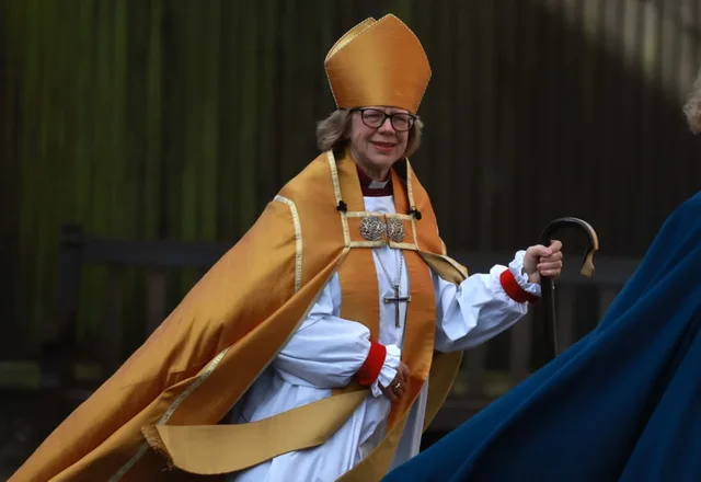 Moment historik për Kishën e Anglisë, kurorëzohet