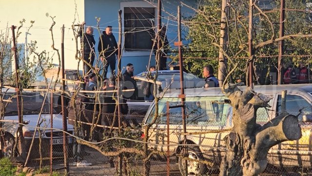 Braktiset i moshuari q&euml; vrau gruan dhe veten me arm&euml; zjarri, e varros