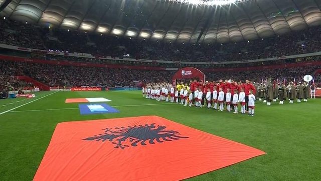 Probleme me audion gjatë himneve, polakët fërshëllejnë