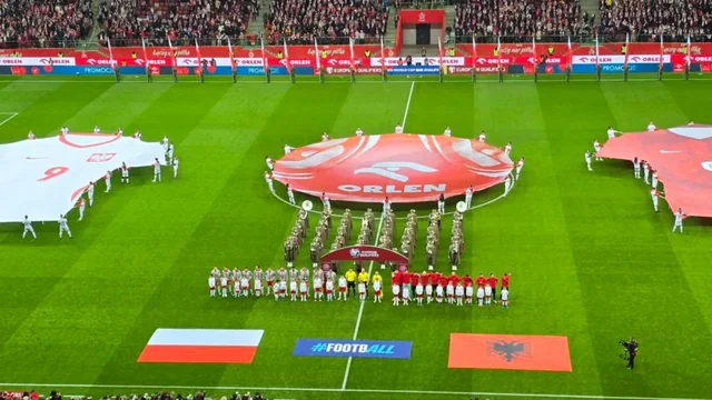 Shkelmohet topi i parë në Varshavë, kuqezinjtë luajnë