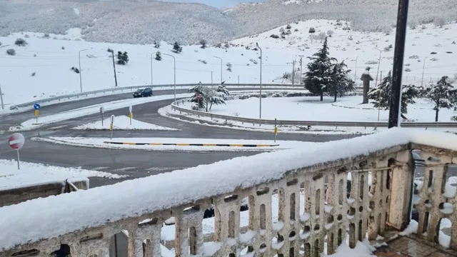 Rikthehen reshjet e d&euml;bor&euml;s n&euml; juglindje t&euml; vendit, akset