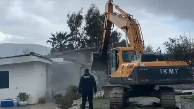 IKMT zbarkon në Radhimë, shembet një restorant, pritet prishja e