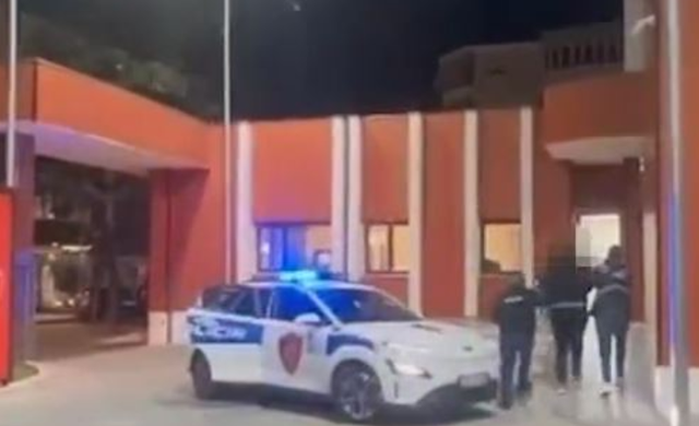 Vodhi 3 var&euml;se floriri n&euml; argjendari dhe kanosi pronarin, arrestohet