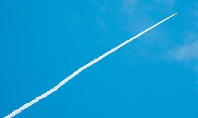 Nj&euml; raket&euml; misterioze &ldquo;p&euml;rfshiu&rdquo; qiellin e