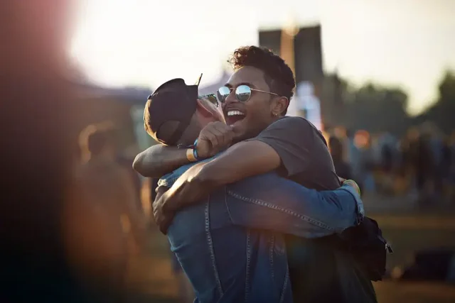 Pse burrat mund të flasin me miqtë e tyre për orë të