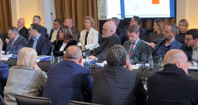 Rama mbledh grupin dhe qeverin&euml;, zbardhet nisma e re e socialist&euml;ve