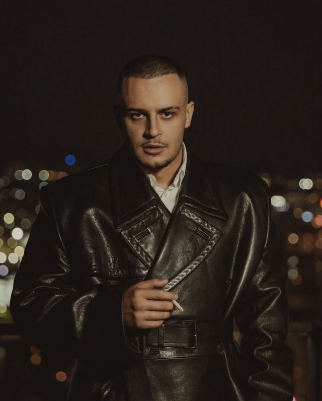 FOTO/ Don Xhon në një lidhje romantike? Ky detaj tërheq