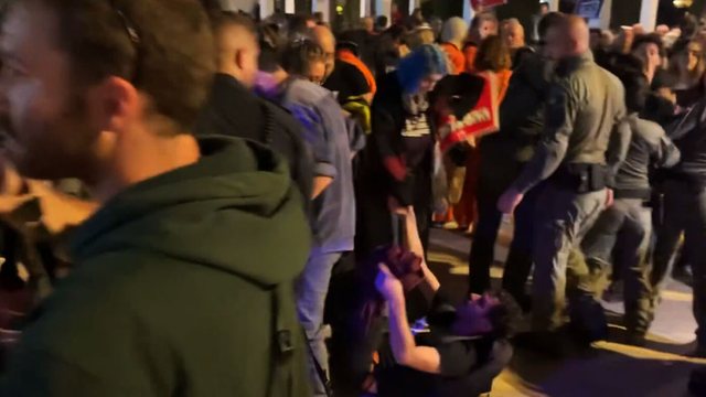 P&euml;rleshje n&euml; protestat kund&euml;r luft&euml;s me Iranin, policia