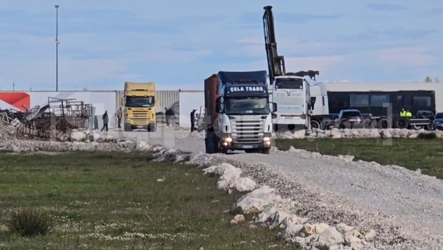 Durrës/ Kontejnerët me mbetjet toksike zhvendosen nga zona e sektorit