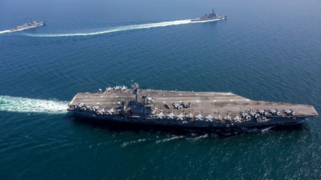 Marina Iraniane synon Aeroplanmbajt&euml;sen USS Abraham Lincoln &ndash;
