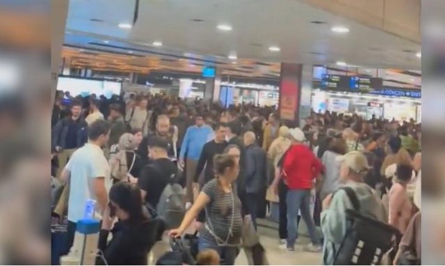 Avion&euml;t mbeten &lsquo;pezull&rsquo; n&euml; qiell. Moti i keq anulon mbi