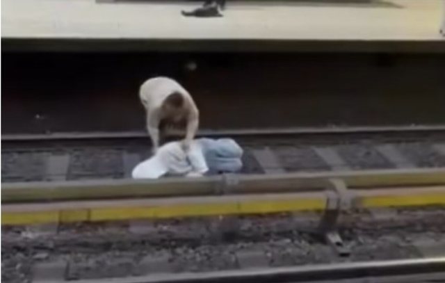 Momente paniku/ Burri shtrihet te shinat e metrosë në Bruksel,