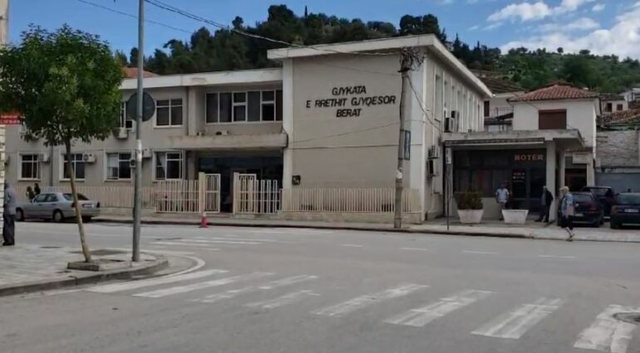 Akuzohet se abuzoi me mbes&euml;n/ Gjykata e Beratit l&euml; n&euml; burg
