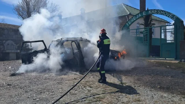 Hyri në teqe për të ndezur qiri, makina i përfshihet nga