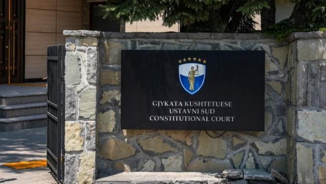 Kushtetuesja hedh posht&euml; k&euml;rkes&euml;n p&euml;r &ccedil;&euml;shtjen e