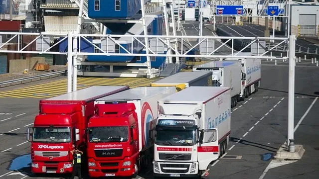 Francë/ Brenda kamionit për Angli, kapen dy shqiptarë, njëri