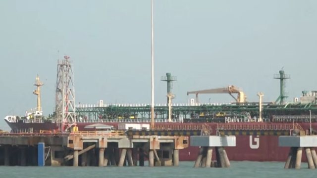 Tregjet luhaten nga lufta me Iranin, bursat bien dhe nafta mbetet mbi 100